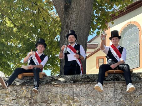 Die Kerweborsch Lukas Hess, Marlon Wenzel und Paul Buchert (v. l. n. r.) kurz vor der Kerwerede, dem Highlight am Kerwesonntag.