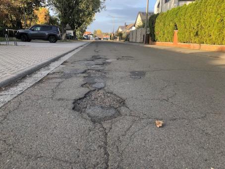 Der Zustand der Albert-Schweitzer-Straße in Flörsheim-Dalsheim erfordert inzwischen einen Komplettausbau. Ähnlich ist die Situation in der Bahnhofstraße.