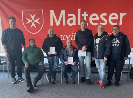 Unter Anleitung von Joshua Fries (links) vom Malteser Hilfsdienst besuchten die Mitarbeiter beider Gemeindebauhöfe eine Erste-Hilfe-Fortbildung.