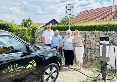 Freuen sich über den neuen E-Carsharing-Standort am Bahnhof in Flörsheim-Dalsheim: Günter F. Schulze (Vorstand SOLIX Energie), Ortsbürgermeister Tobias Rohrwick, Dr. Petra Gruner-Bauer (Vorstandsvorsitzende SOLIX Energie) und Christine Deichelmann von der VG-Bauabteilung.
