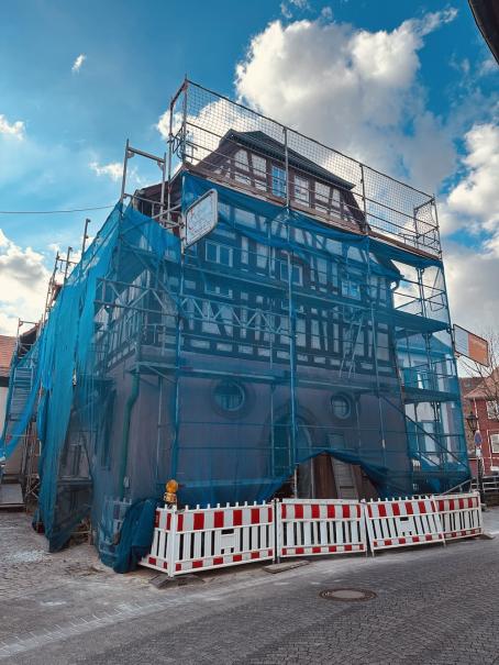 Die Fassadensanierung am historischen Rathaus konnte mittlerweile zu großen Teilen abgeschlossen werden – nun geht es an den Innenausbau.