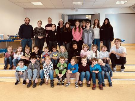 Kinder und Betreuerteam beim Gruppenfoto im Bürgerhaus Flörsheim-Dalsheim.