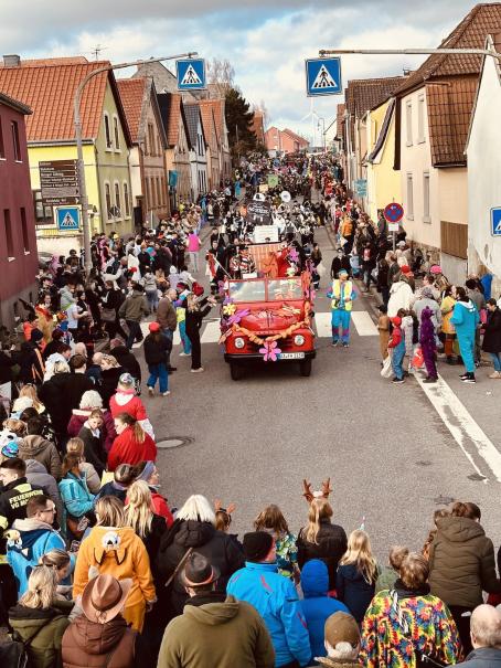 Zahlreiche Zuschauerinnen und Zuschauer verfolgten auch 2026 den Fastnachtsumzug in Flörsheim-Dalsheim an der Zugstrecke.